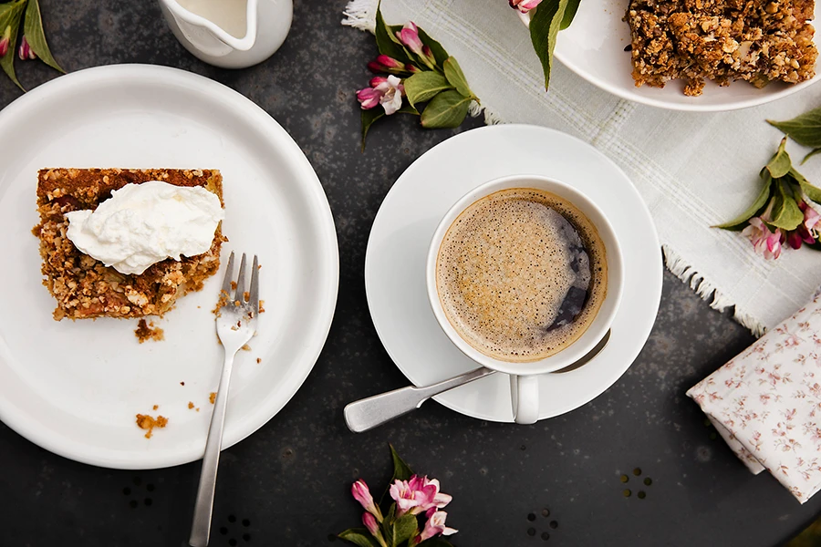 Kaffee und Kuchen im Garten